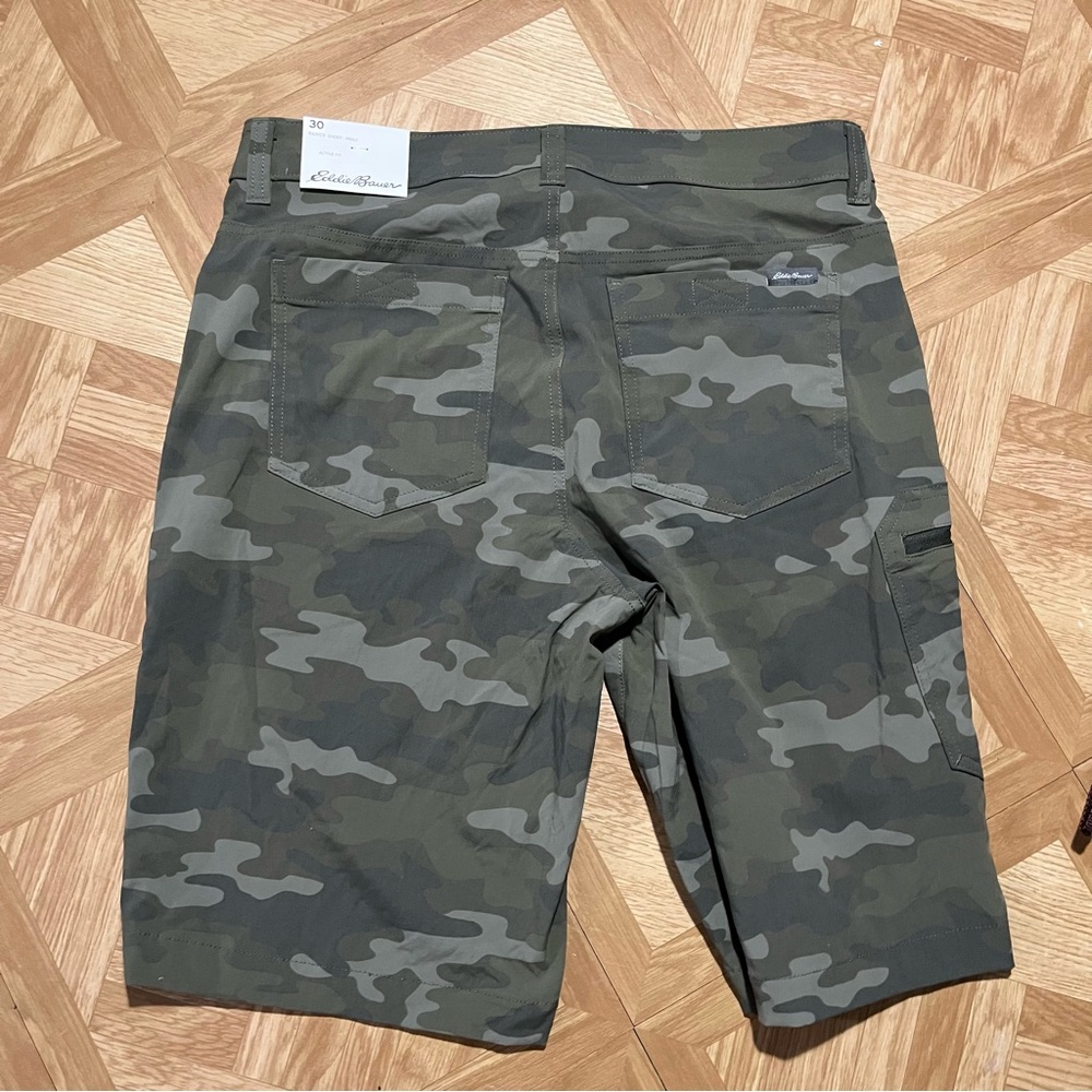 Eddie Bauer Rainier Men's Shorts Camo print size 30 NWT